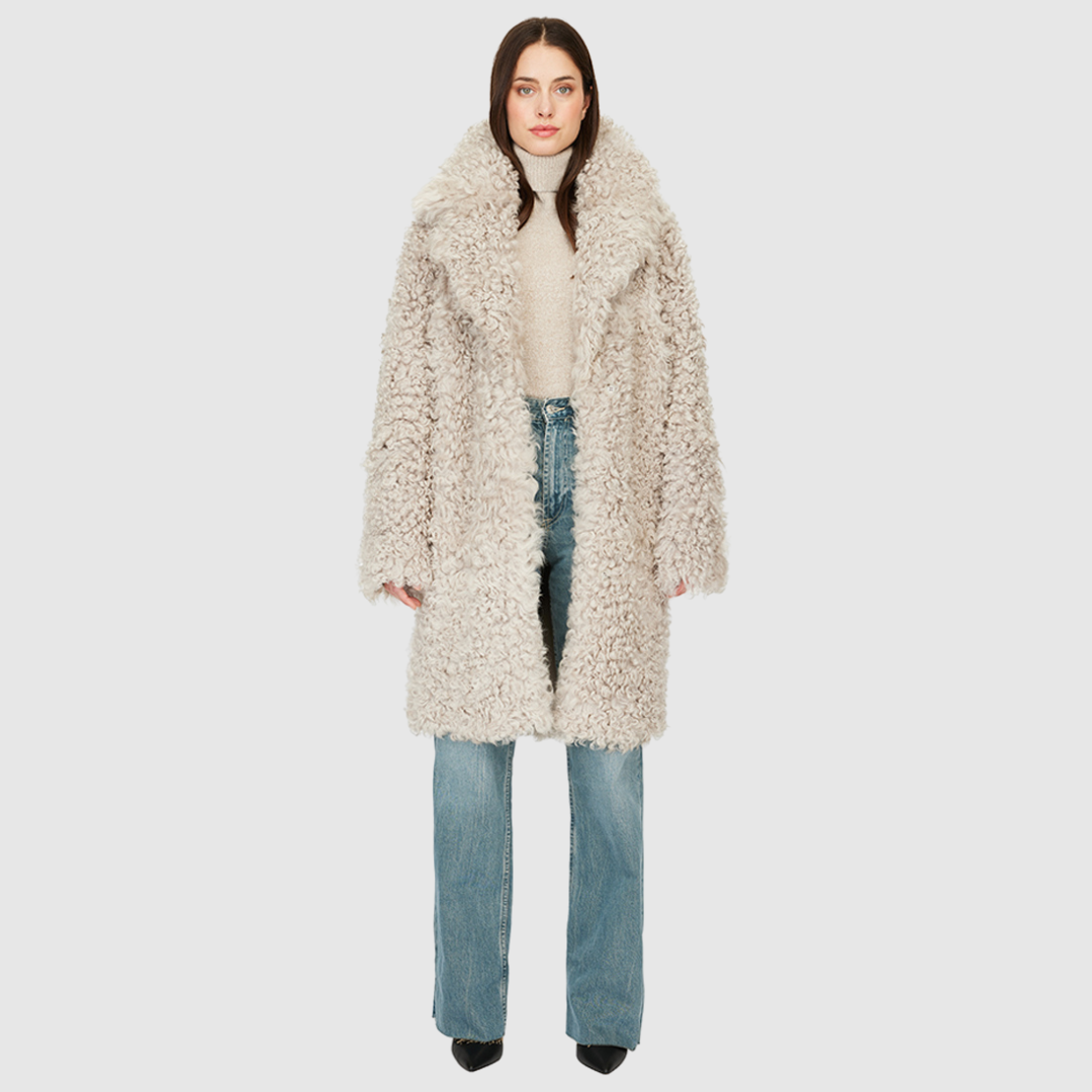 Reversible oversized toscana teddy Reverses to suede Drop shoulder Large notch collar Slash side pockets on toscana teddy side Single welt side pockets on suede side Front button closure