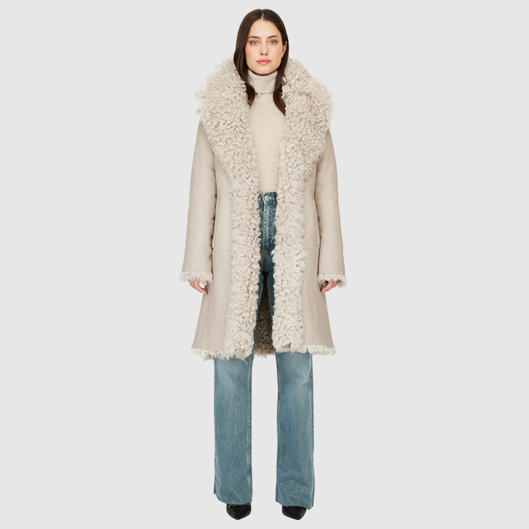 Reversible oversized toscana teddy Reverses to suede Drop shoulder Large notch collar Slash side pockets on toscana teddy side Single welt side pockets on suede side Front button closure