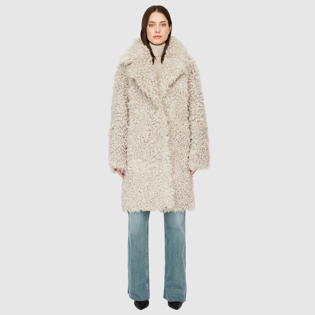 Reversible oversized toscana teddy Reverses to suede Drop shoulder Large notch collar Slash side pockets on toscana teddy side Single welt side pockets on suede side Front button closure