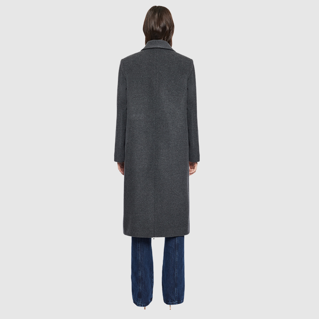 Introducing our carbon chic women's Italian wool cashmere blend jacket, perfect for winter. This single-breasted coat features a regular shoulder and a masculine-inspired fit, offering a chic yet timeless look. With a notch collar and back vent, it combines classic style with comfort. Single welt pockets add practicality, making this jacket an essential piece for any wardrobe. Ideal for women's fashion, it seamlessly blends warmth and sophistication.
