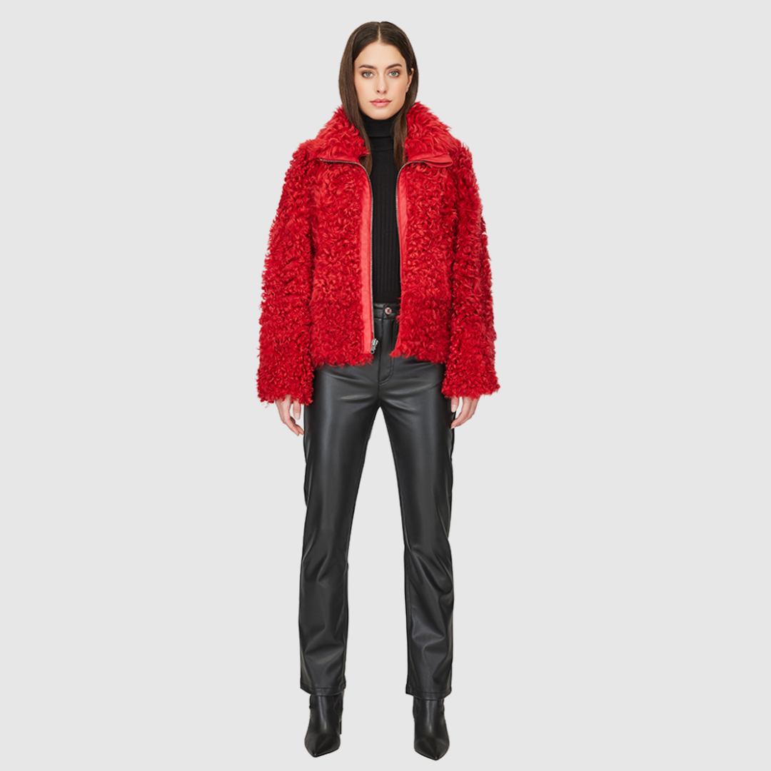 This cropped teddy jacket features a reversible design, with wool-out on one side and nappa-out on the other. The relaxed shoulder, spread collar, and slash side pockets provide comfort and functionality, while the front zip closure adds a practical touch.