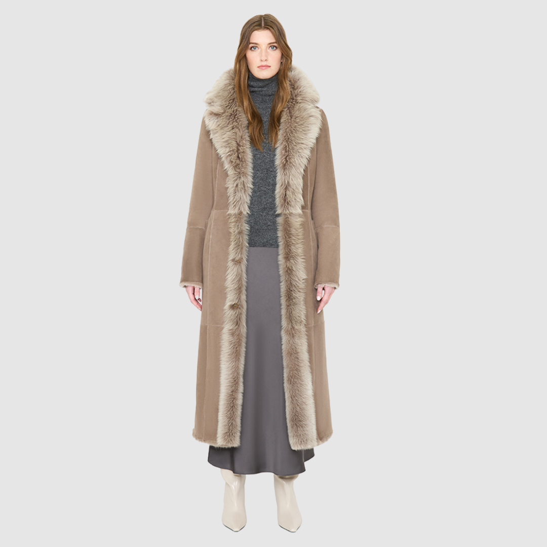 The MAEVE Coat is a heritage-inspired reversible outerwear piece crafted in Taupe Brisa semi-suede and Toscana rasado teddy. Designed to flip seamlessly from plush wool-out to sleek suede skin-out, it offers versatile styling for both everyday wear and après-ski sophistication. A drop shoulder provides ease of movement, while the fit adapts—regular when worn wool-out and semi-fitted when worn skin-out.
