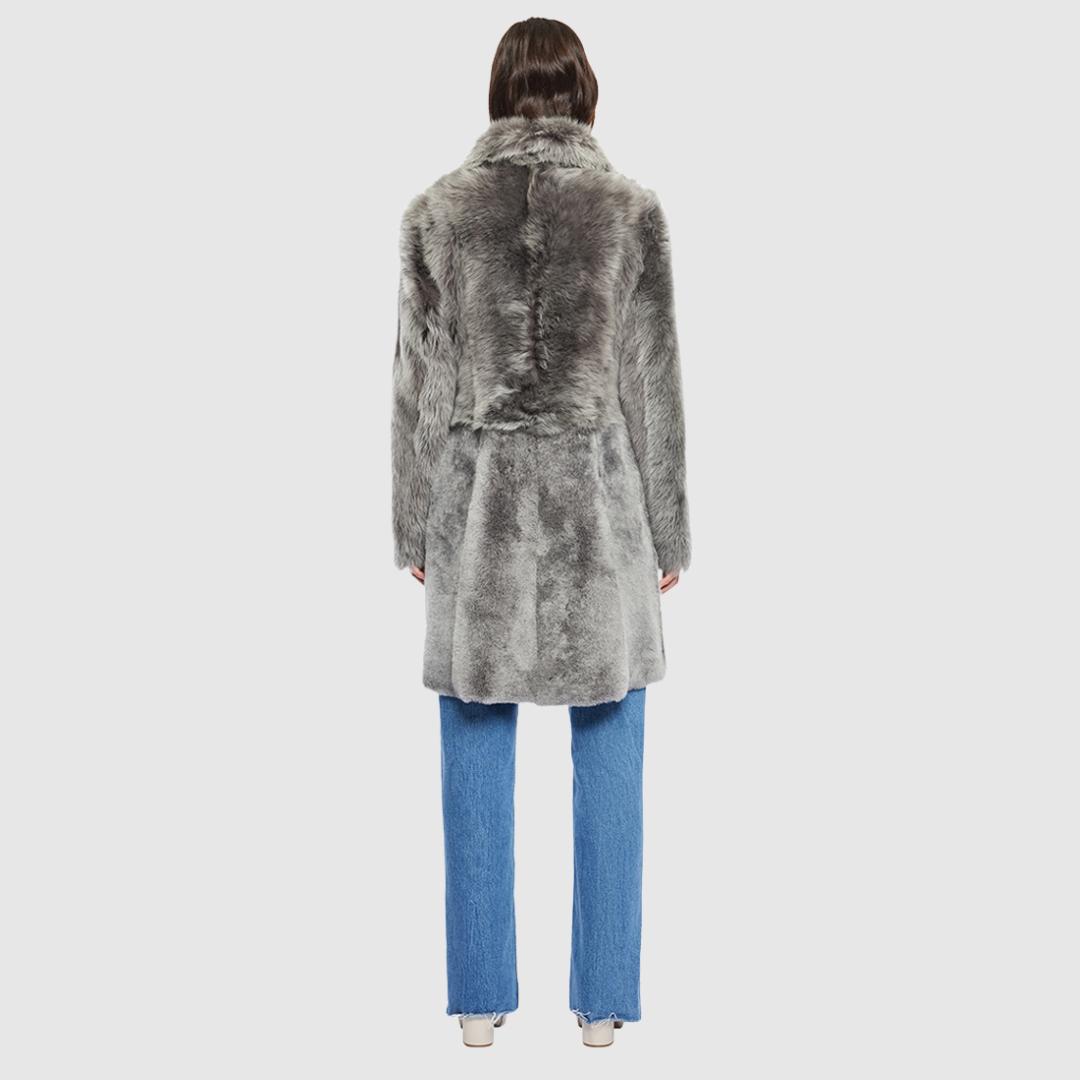 Wool-out coat Notch collar Regular shoulder Snap closure Slash pockets Interior zip pockets