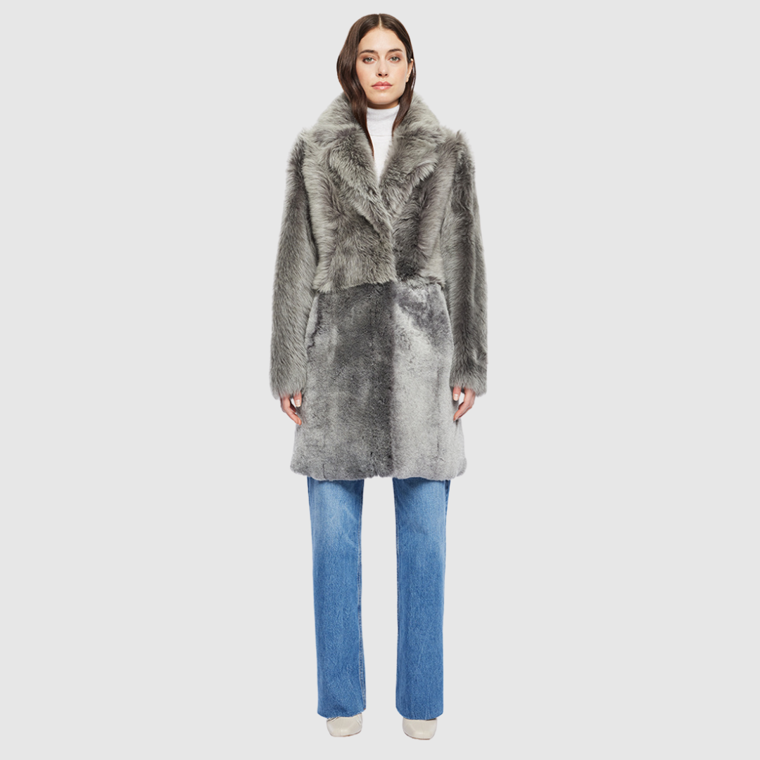 Wool-out coat Notch collar Regular shoulder Snap closure Slash pockets Interior zip pockets