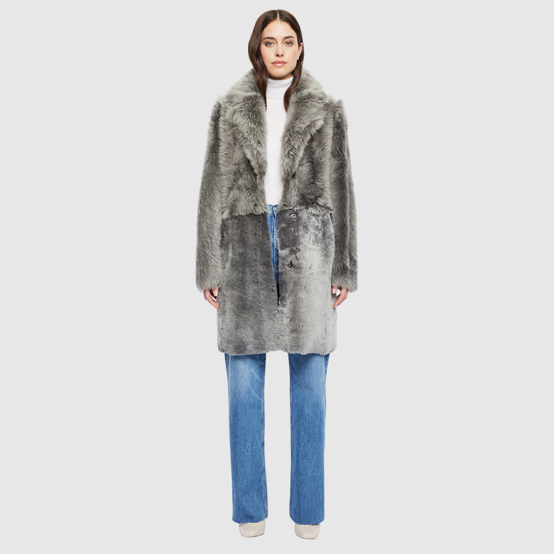 Wool-out coat Notch collar Regular shoulder Snap closure Slash pockets Interior zip pockets