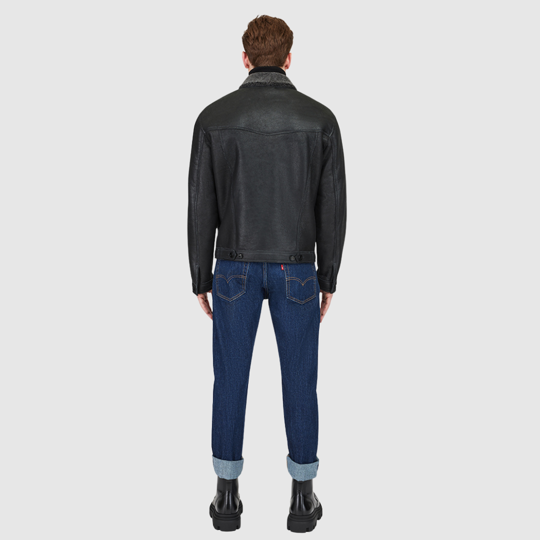 Semi-suede with curly wool collar Regular shoulder Fitted through shoulders and chest Notch collar Buttoned cuffs and chest pockets Interior pouch pocket Single welt side pockets Front button closure