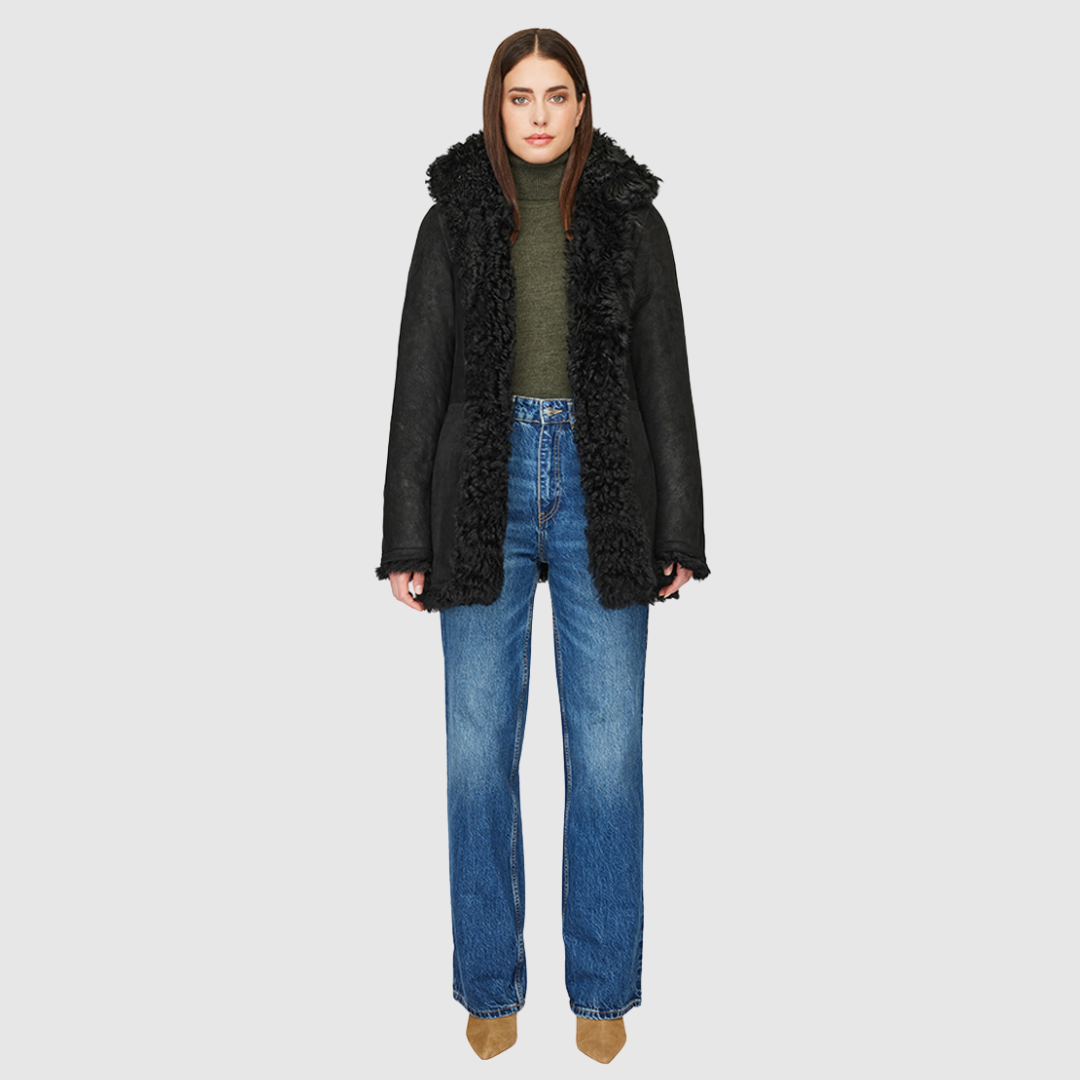 This reversible jacket features a curly toscana rasado teddy on one side and a semi suede skin-out on the other. When worn with the wool-out side, it has a relaxed fit, but when worn with the skin-out side, it has a regular fit. It also includes a spread collar, slash side pockets on the toscana teddy side, patch side pockets on the semi suede side, and a 4 button front closure.