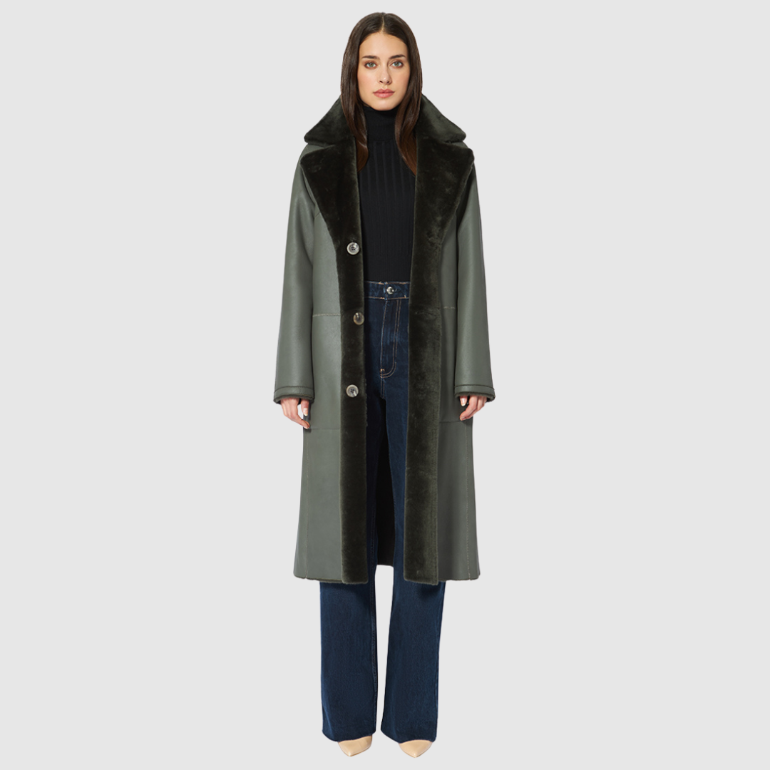 This reversible HiSO Zira Khaki Shearling Coat features an ironed wool design with a vintage-inspired look. Its notch collar provides a classic touch, while the dropped shoulder and tie belt at the waist add a relaxed yet elegant feel. The coat also includes 3 buttons for closure and zip pockets on the nappa side, with patch pockets on the teddy side.