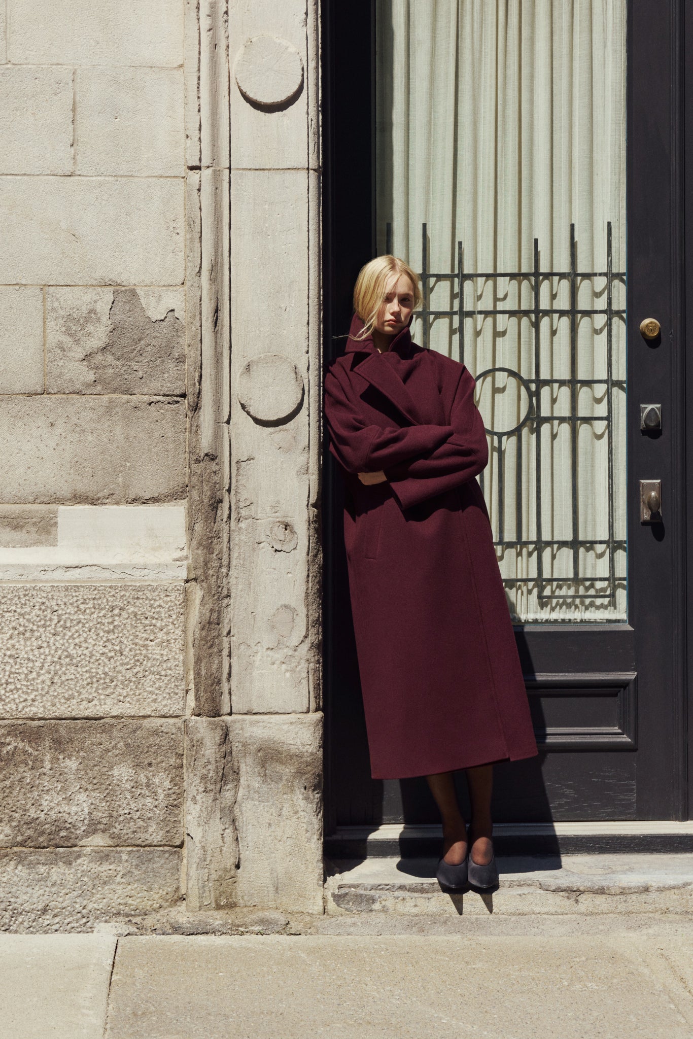 The HARPER Coat is a luxury oversized wool coat crafted from a premium Italian wool-cashmere blend in a rich  tone. Designed with a double-breasted front, drop shoulders, and an oversized fit through the shoulders, arms, and torso, it delivers both comfort and modern edge. A large notch collar and back vent add tailored refinement, while single welt pockets provide everyday functionality. HARPER is the ultimate women’s statement wool coat that blends timeless tailoring with contemporary proportions.