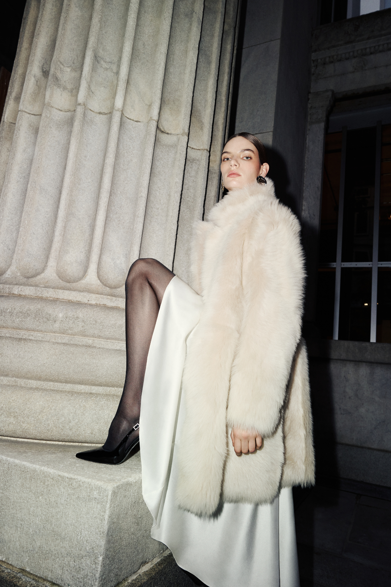 The CLOUD Jacket is a cozy, elevated outerwear essential crafted in Parchment Toscana wool-out mouton teddy. Designed with a regular shoulder and fitted torso, it provides a flattering silhouette while maintaining comfort across the shoulders. Functional slash side pockets and interior zip pockets keep essentials secure, while a front snap closure completes the clean, versatile design. CLOUD blends plush texture with modern tailoring for effortless cold weather style.