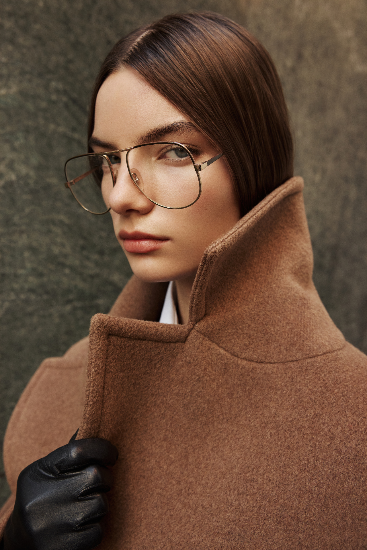 This elegant women's coat is a sophisticated piece of outerwear crafted from a luxurious Italian wool cashmere blend. This longline coat features a relaxed fit and an oversized fit through the shoulders, arms, and torso, complemented by a stylish drop shoulder. The classic double-breasted design is enhanced by a large notch collar and practical single welt pockets. A back vent adds ease of movement to this refined wool coat. This versatile coat offers both warmth and timeless appeal. A must-have jacket.