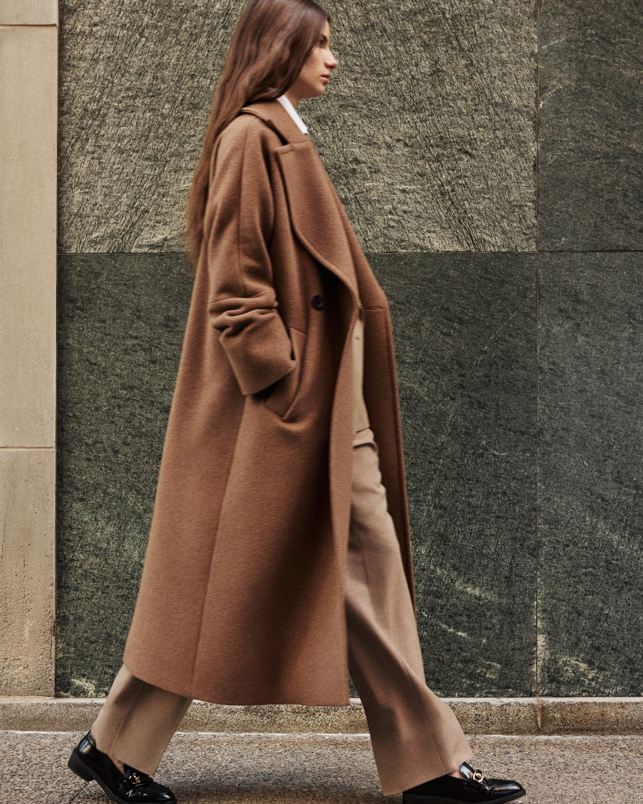 This elegant women's coat is a sophisticated piece of outerwear crafted from a luxurious Italian wool cashmere blend. This longline coat features a relaxed fit and an oversized fit through the shoulders, arms, and torso, complemented by a stylish drop shoulder. The classic double-breasted design is enhanced by a large notch collar and practical single welt pockets. A back vent adds ease of movement to this refined wool coat. This versatile coat offers both warmth and timeless appeal. A must-have jacket.