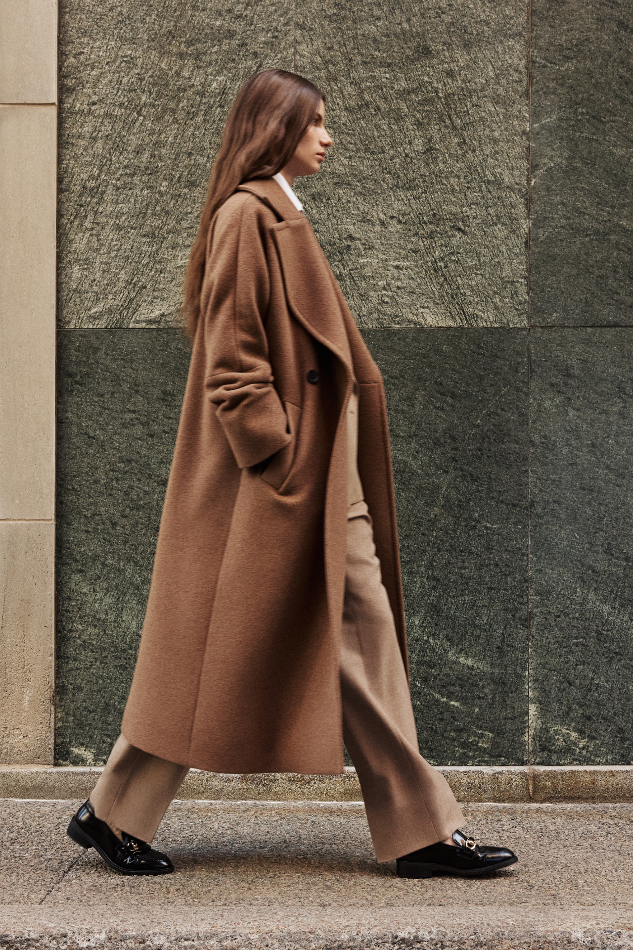 This elegant women's coat is a sophisticated piece of outerwear crafted from a luxurious Italian wool cashmere blend. This longline coat features a relaxed fit and an oversized fit through the shoulders, arms, and torso, complemented by a stylish drop shoulder. The classic double-breasted design is enhanced by a large notch collar and practical single welt pockets. A back vent adds ease of movement to this refined wool coat. This versatile coat offers both warmth and timeless appeal. A must-have jacket.