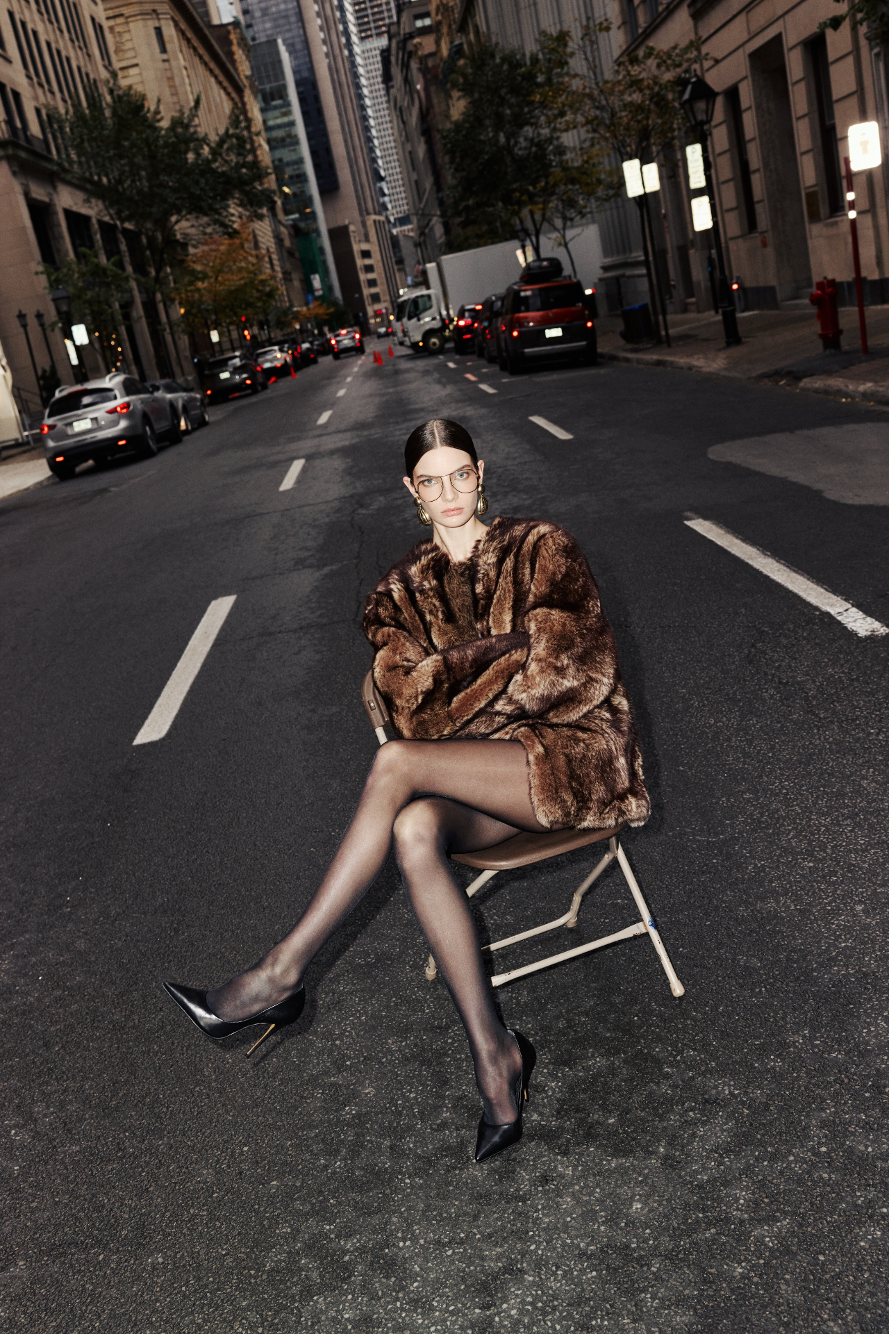 
Wrap yourself in the luxurious warmth of this wool-out coat. This collarless outerwear piece offers an oversized fit for ultimate comfort and style. Featuring a convenient snap closure, this jacket is both fashionable and functional. Practical slash pockets and interior zip pockets add functionality to this elegant shearling wool coat. A perfect addition to your collection of fine coats.