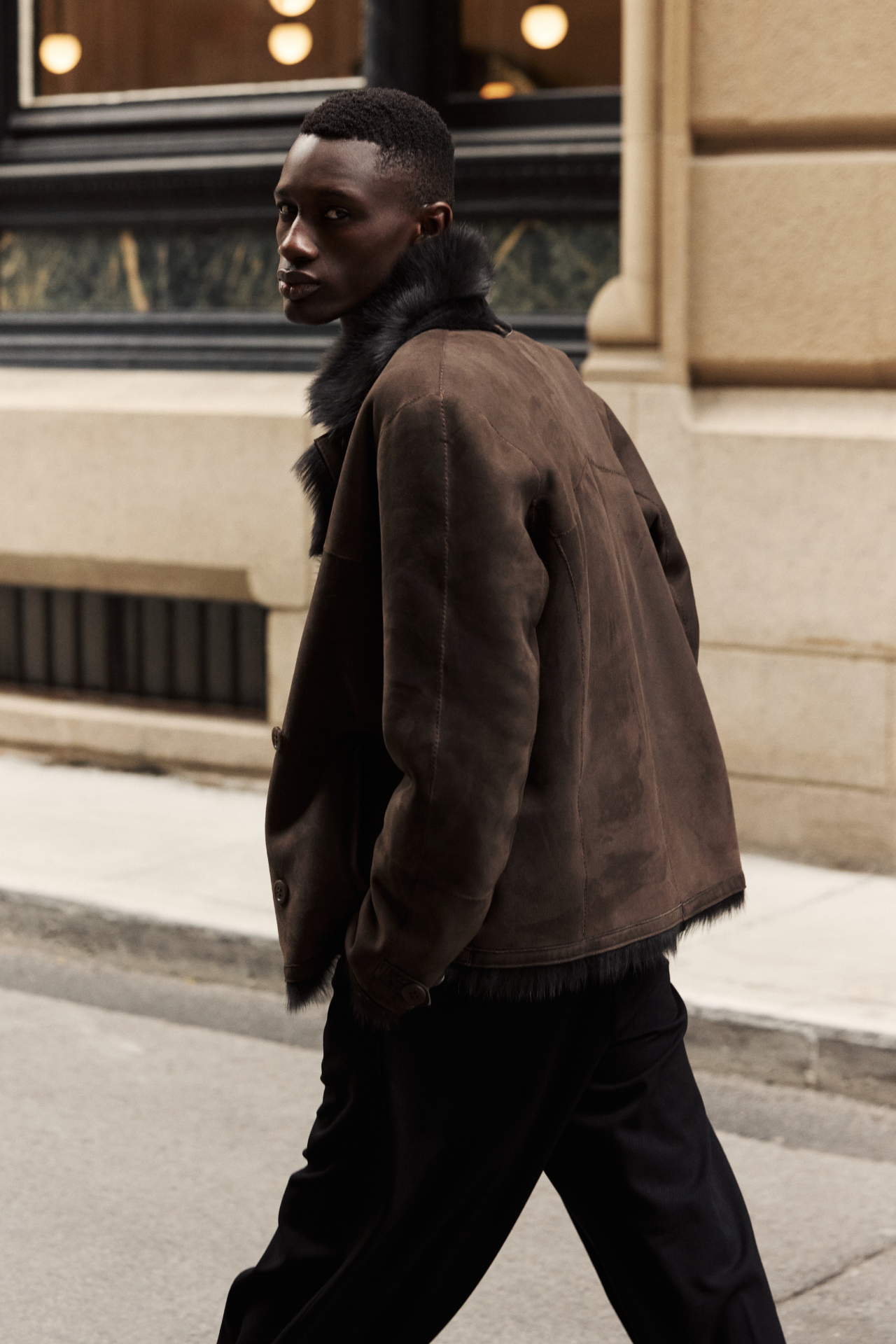 This stylish men's jacket is a luxurious piece of outerwear crafted from Toscana shearling. This fashionable coat features a classic, hip-length silhouette, a secure button closure, and practical slash pockets. The soft and warm shearling provides exceptional comfort and style. This shearling jacket is a must-have outerwear option for a sophisticated look.
