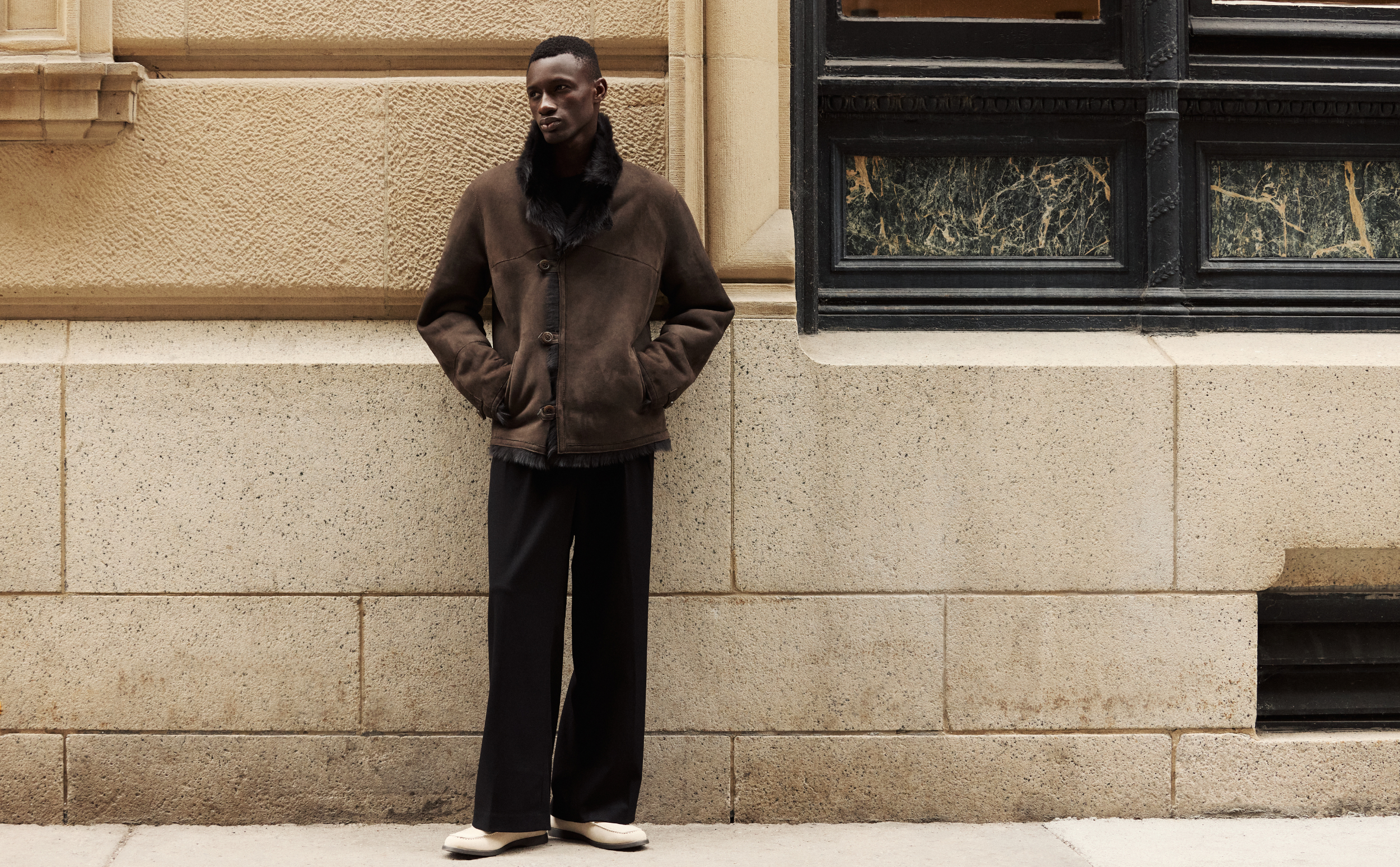 This stylish men's jacket is a luxurious piece of outerwear crafted from Toscana shearling. This fashionable coat features a classic, hip-length silhouette, a secure button closure, and practical slash pockets. The soft and warm shearling provides exceptional comfort and style. This shearling jacket is a must-have outerwear option for a sophisticated look.
