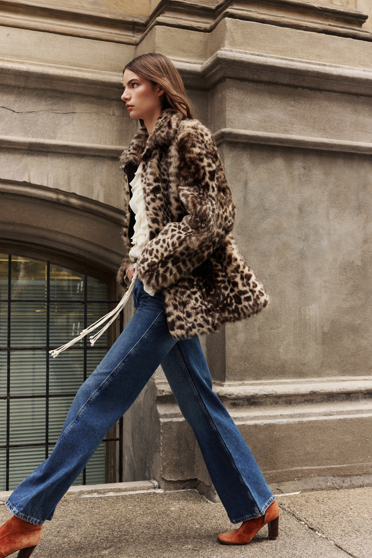 This stylish women's jacket is a versatile piece of outerwear: a reversible design featuring leopard Toscana shearling on one side and sleek suede on the other. This fashionable coat offers two looks in one. The shearling side provides a relaxed fit, while the suede side offers a regular fit. It features a spread collar, slash side pockets on the Toscana teddy side, and patch side pockets on the suede side. A front button closure completes this chic reversible jacket. A must-have outerwear option.