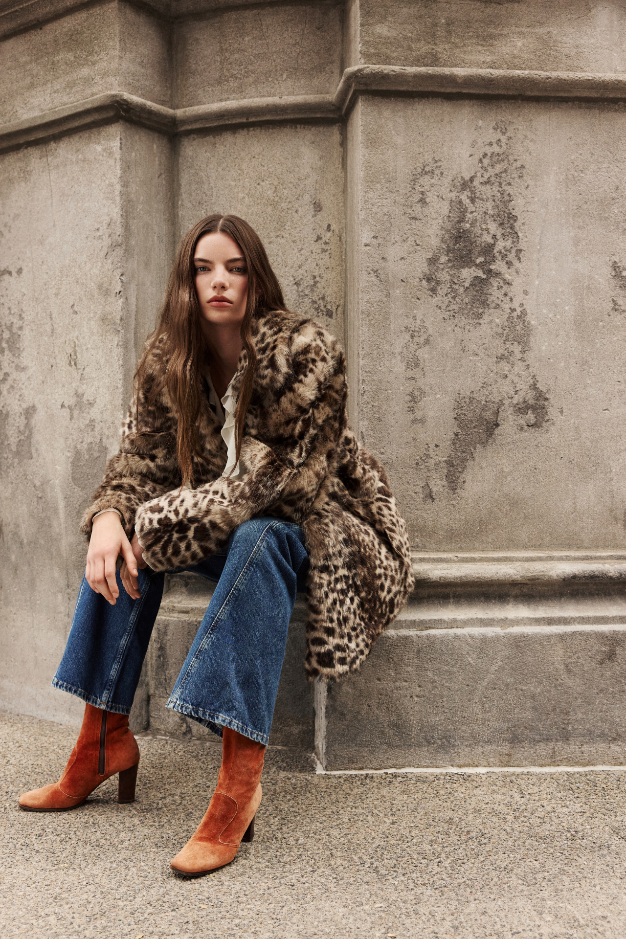 This stylish women's jacket is a versatile piece of outerwear: a reversible design featuring leopard Toscana shearling on one side and sleek suede on the other. This fashionable coat offers two looks in one. The shearling side provides a relaxed fit, while the suede side offers a regular fit. It features a spread collar, slash side pockets on the Toscana teddy side, and patch side pockets on the suede side. A front button closure completes this chic reversible jacket. A must-have outerwear option.