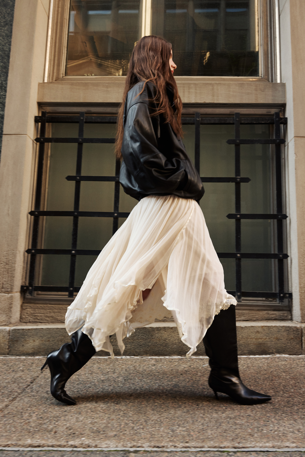 This stylish women's jacket is a chic piece of outerwear. Crafted from sleek leather, this coat features a modern, relaxed silhouette. It includes practical details such as front flap pockets and a gathered hem. This versatile leather jacket is perfect for adding an edgy yet sophisticated touch to any outfit. A must-have jacket for fashion-forward individuals seeking a contemporary coat option.