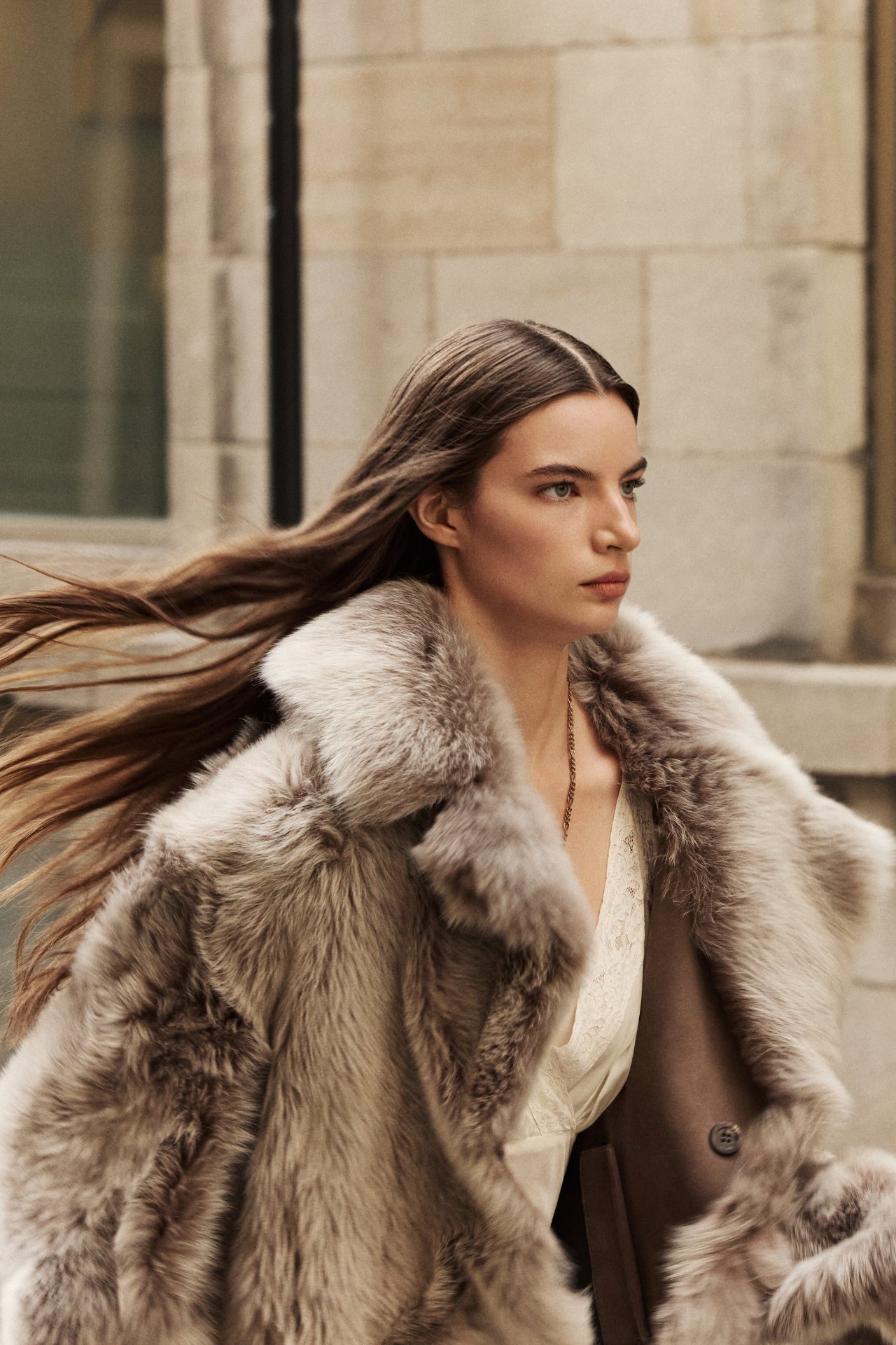 This luxurious women's jacket is a versatile piece of outerwear: a reversible shearling jacket in a stylish taupe hue. This fashionable coat features a cropped length and a wide, dramatic collar. The plush shearling offers exceptional warmth, and the reversible design provides two distinct looks. This cozy taupe shearling jacket is perfect for adding a touch of glamour to any outfit. A must-have jacket for those seeking a chic and warm cropped outerwear option with added versatility.