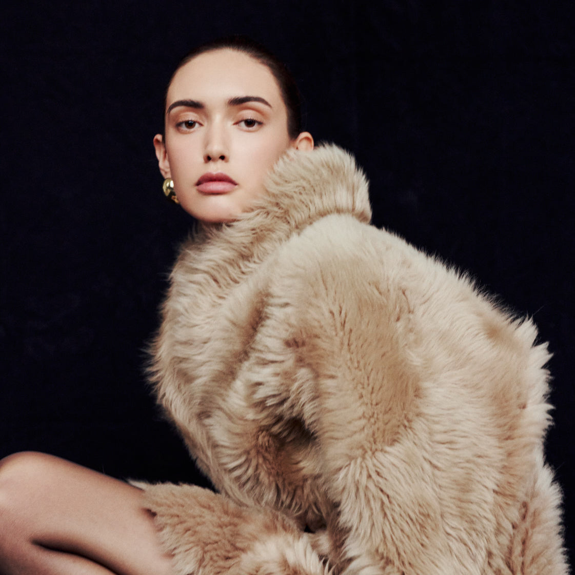 GLO delivers an elevated après-ski luxury feel, perfect for navigating cold-weather destinations and metropolitan winters alike. This dual-texture coat showcases an exquisite oxen-toned nappa exterior that fully reverses to reveal a plush toscana wool teddy interior. The thoughtful, fully reversible engineering provides maximum flexibility across changing seasonal climates, offering a regular fit when worn skin-out, or a relaxed, effortless silhouette when worn wool-out.
