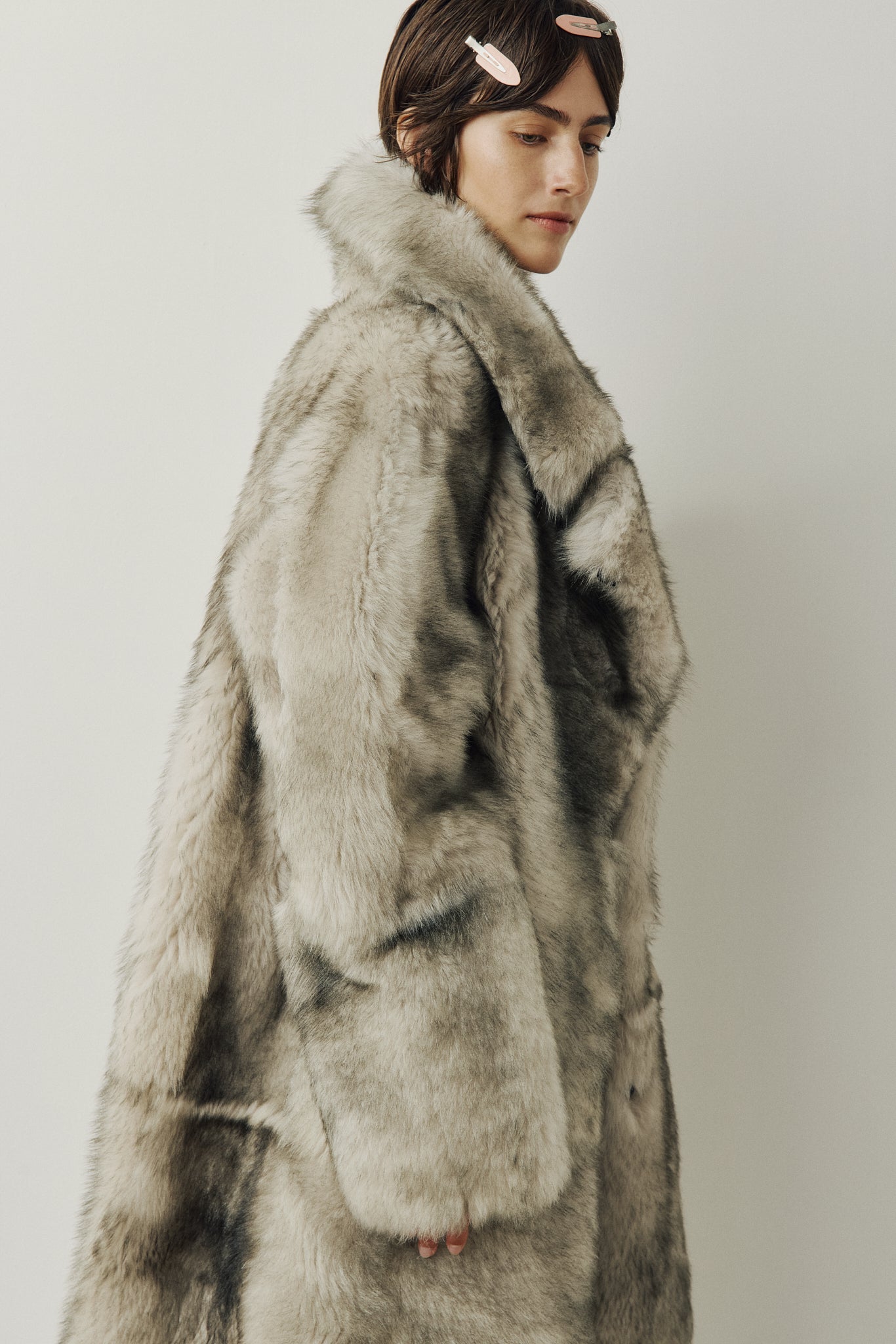 The JOY Jacket is a heritage-inspired reversible outerwear piece crafted in yingyang Toscana shearling. Designed to flip seamlessly from plush oversized teddy to sleek suede, it offers versatile styling for both après-ski sophistication and everyday winter elegance. With a drop shoulder, large notch collar, and oversized silhouette, JOY combines comfort with modern edge. Functional slash side pockets on the teddy side and single welt pockets on the nappa side, along with a front button closure.