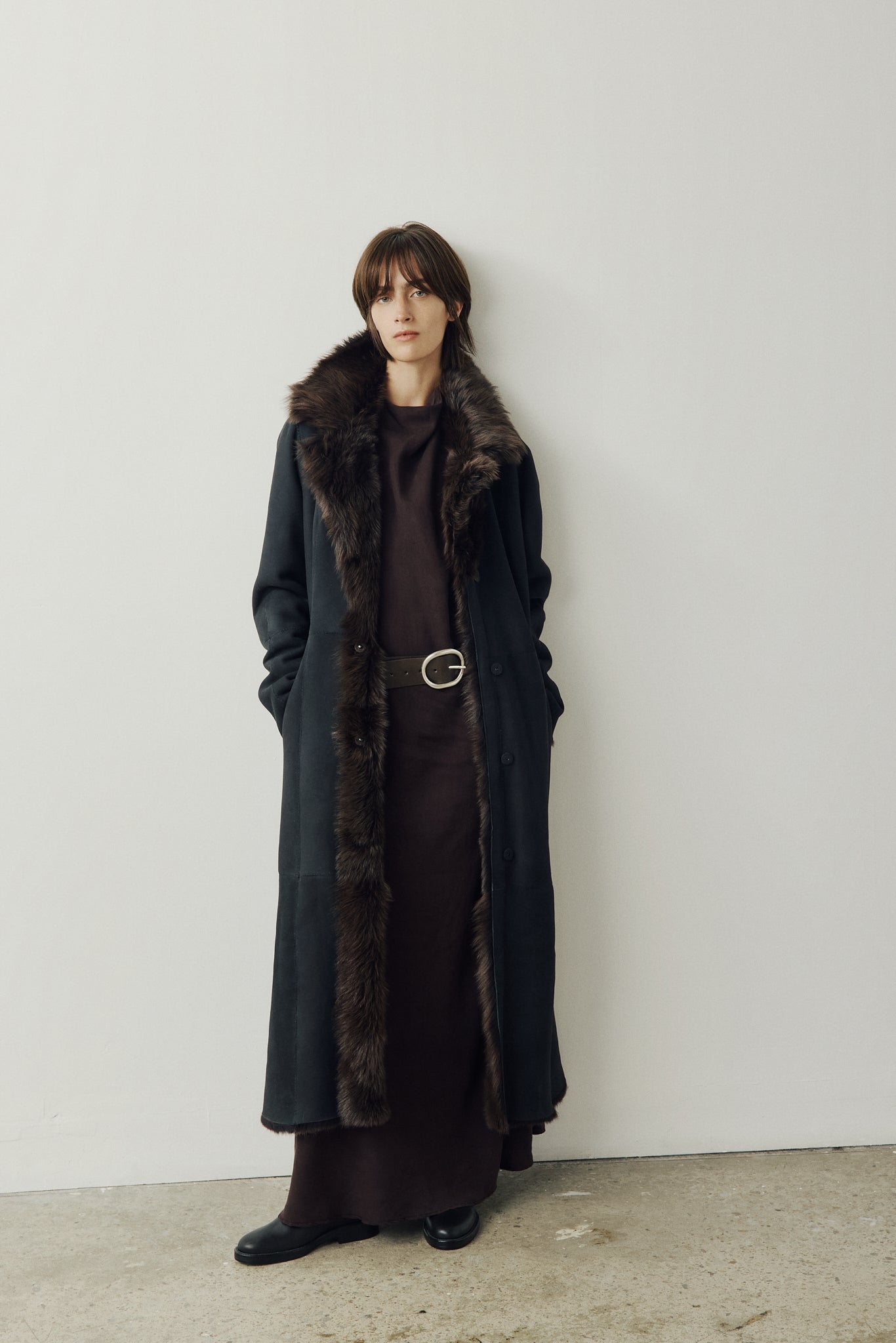 The MAEVE Coat is a heritage-inspired reversible outerwear piece crafted in Taupe Brisa semi-suede and Toscana rasado teddy. Designed to flip seamlessly from plush wool-out to sleek suede skin-out, it offers versatile styling for both everyday wear and après-ski sophistication. A drop shoulder provides ease of movement, while the fit adapts—regular when worn wool-out and semi-fitted when worn skin-out. An oversized Toscana wool notch collar, slash pockets on the teddy side, and single welt pockets.