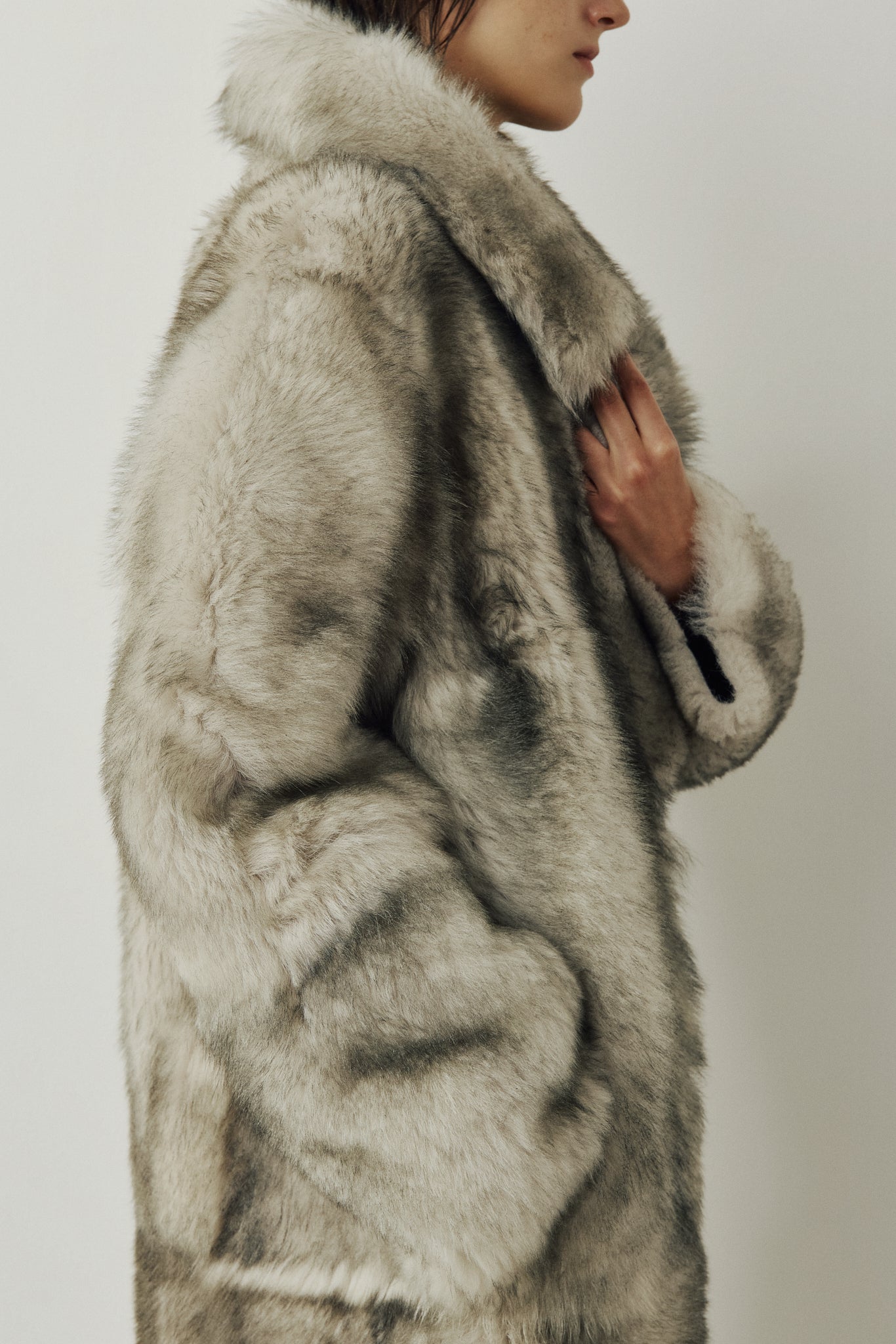 The JOY Jacket is a heritage-inspired reversible outerwear piece crafted in yingyang Toscana shearling. Designed to flip seamlessly from plush oversized teddy to sleek suede, it offers versatile styling for both après-ski sophistication and everyday winter elegance. With a drop shoulder, large notch collar, and oversized silhouette, JOY combines comfort with modern edge. Functional slash side pockets on the teddy side and single welt pockets on the nappa side, along with a front button closure.