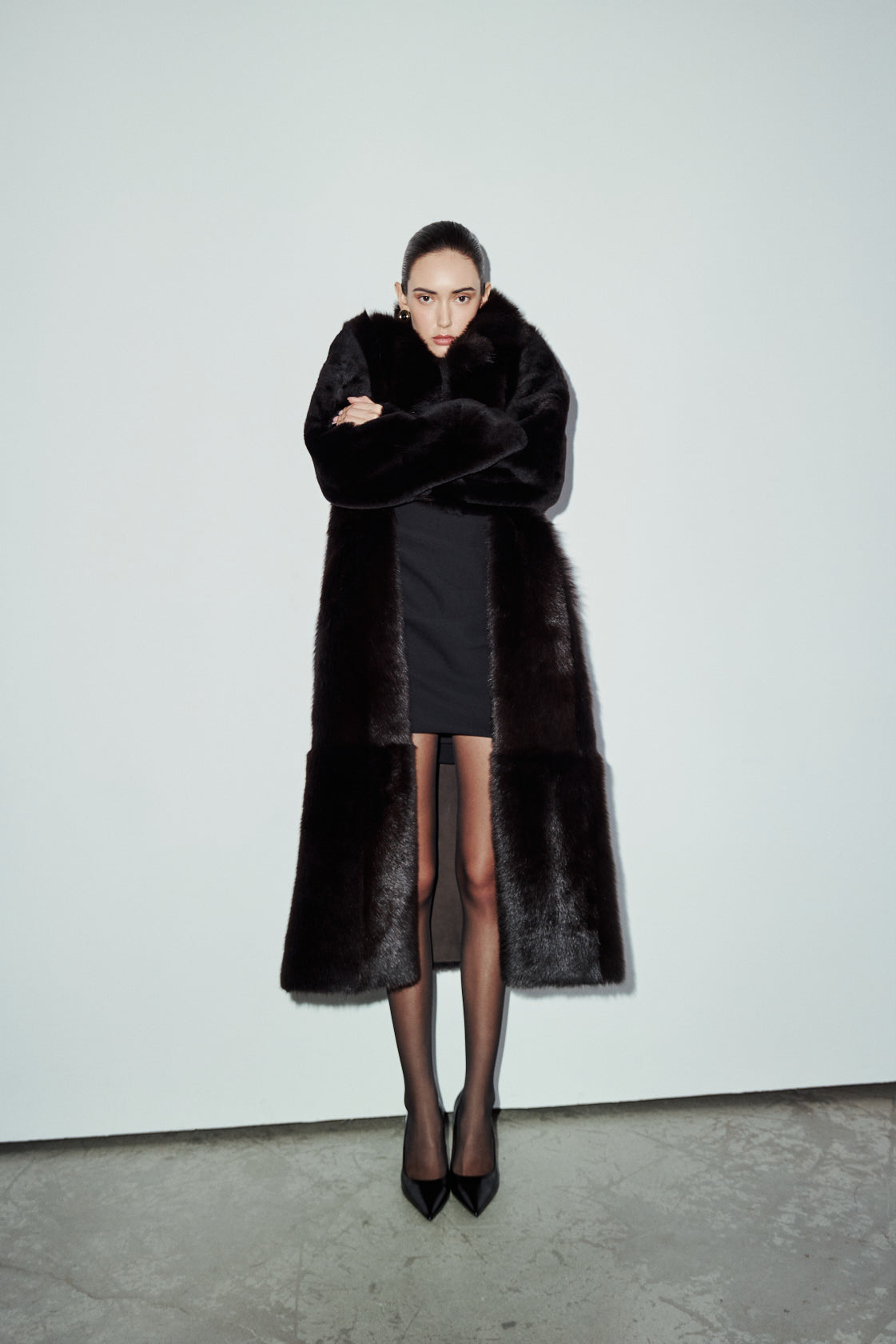 The MAEVE Coat is a heritage-inspired reversible outerwear piece crafted in chocolate&nbsp;suede and Toscana rasado teddy. Designed to flip seamlessly from plush wool-out to sleek suede skin-out, it offers versatile styling for both everyday wear and après-ski sophistication. A drop shoulder provides ease of movement, while the fit adapts—regular when worn wool-out and semi-fitted when worn skin-out. An oversized Toscana wool notch collar, slash pockets on the teddy side, and single welt pockets on suede