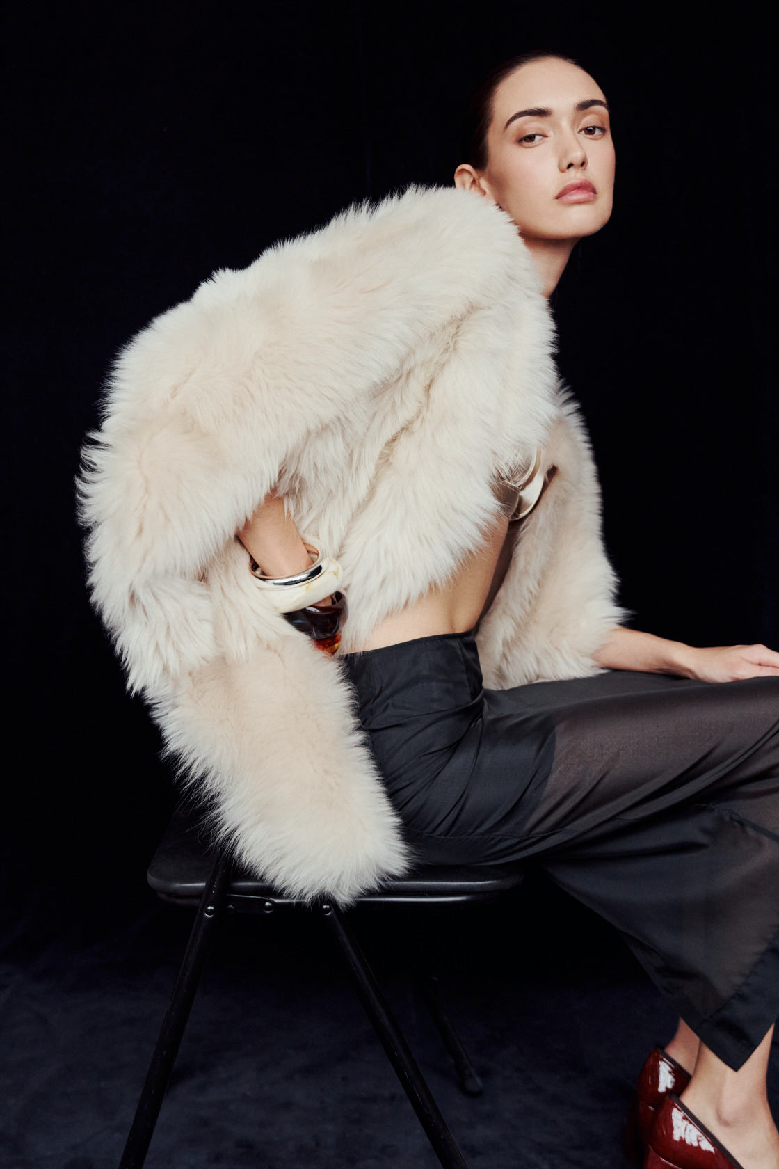 The ROTHEN Cocoon Vest is a modern oversized silhouette crafted in luxurious toscana wool. Designed with a generous drop shoulder and a relaxed, fluid drape, it delivers effortless volume and architectural style. A collarless neckline and discrete button closure give it a clean, minimalist finish, while a fully reversible design shifts from a suede side to a plush toscana teddy side for versatile styling. Providing ultimate natural insulation, ROTHEN is the ultimate statement piece for elevated cold-weather