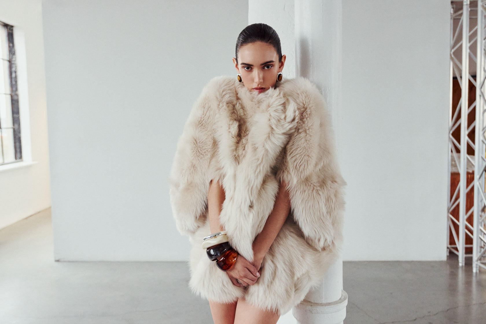 The ROTHEN Cocoon Vest is a modern oversized silhouette crafted in luxurious toscana wool. Designed with a generous drop shoulder and a relaxed, fluid drape, it delivers effortless volume and architectural style. A collarless neckline and discrete button closure give it a clean, minimalist finish, while a fully reversible design shifts from a suede side to a plush toscana teddy side for versatile styling. Providing ultimate natural insulation, ROTHEN is the ultimate statement piece for elevated cold-weather