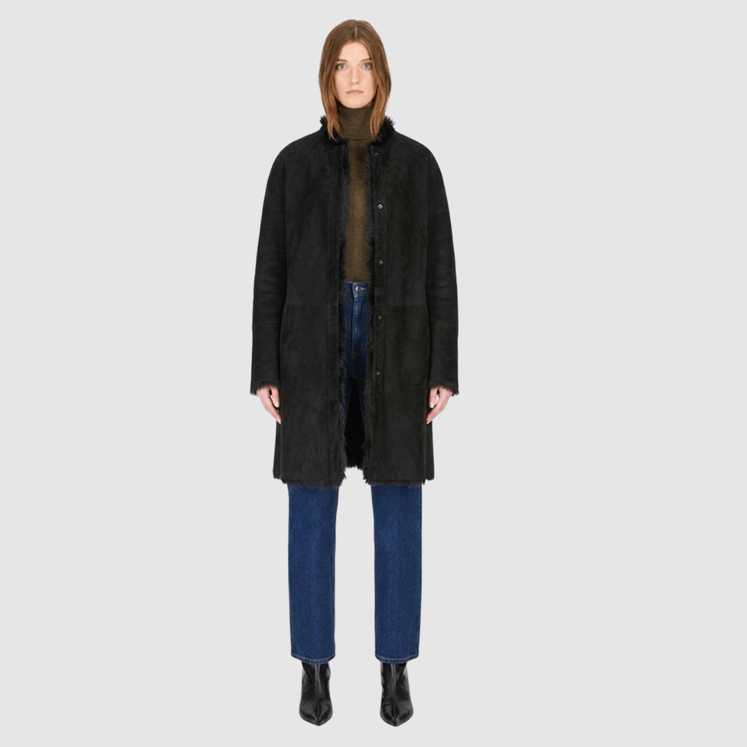 The ALLORA Jacket is a luxury reversible shearling teddy crafted in carbon toscana for a rich and modern finish. Designed as a collarless regular fit silhouette, it effortlessly flips from plush wool-out shearling to a sleek nappa skin-out jacket, offering two looks in one. With its generous fit through the shoulders, arms, and torso, ALLORA balances comfort and style. Functional slash side pockets on both sides and a front snap closure complete this elevated women’s reversible shearling jacket.