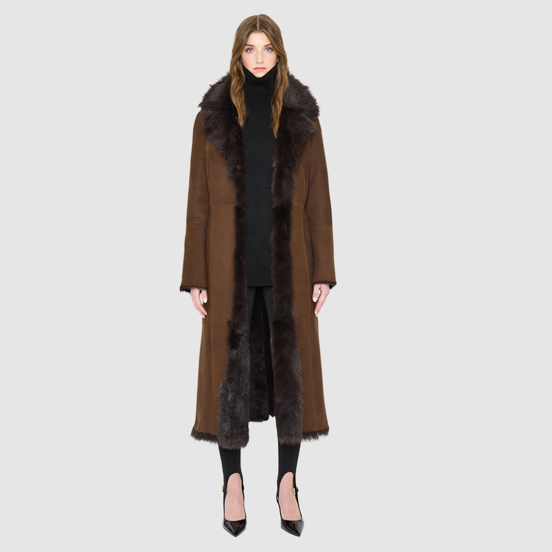 The MAEVE Coat is a heritage-inspired reversible outerwear piece crafted in havanna suede and Toscana rasado teddy. Designed to flip seamlessly from plush wool-out to sleek suede skin-out, it offers versatile styling for both everyday wear and après-ski sophistication. A drop shoulder provides ease of movement, while the fit adapts—regular when worn wool-out and semi-fitted when worn skin-out. An oversized Toscana wool notch collar, slash pockets on the teddy side, and single welt pockets on the suede side 