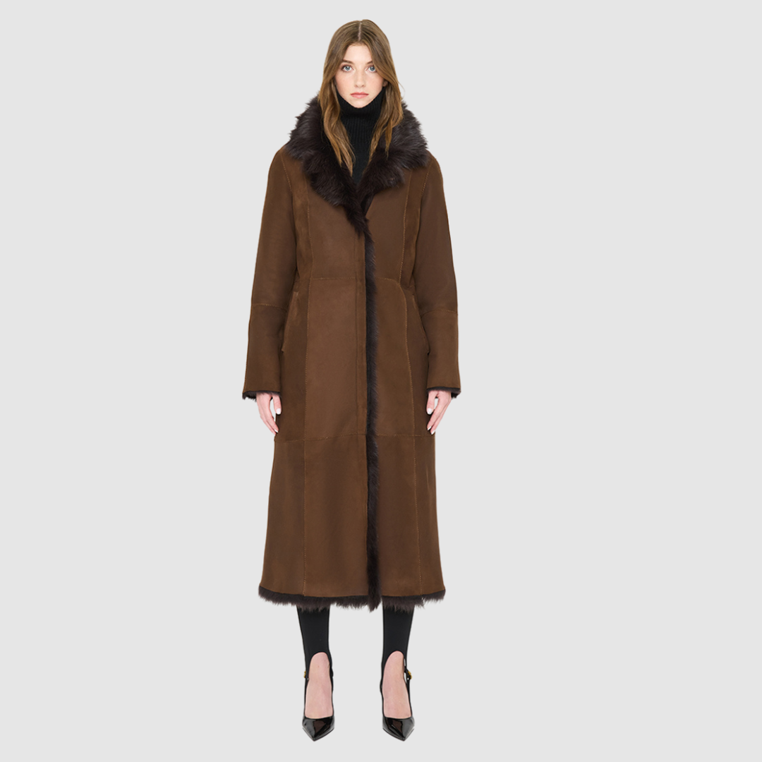 The MAEVE Coat is a heritage-inspired reversible outerwear piece crafted in havanna suede and Toscana rasado teddy. Designed to flip seamlessly from plush wool-out to sleek suede skin-out, it offers versatile styling for both everyday wear and après-ski sophistication. A drop shoulder provides ease of movement, while the fit adapts—regular when worn wool-out and semi-fitted when worn skin-out. An oversized Toscana wool notch collar, slash pockets on the teddy side, and single welt pockets on the suede side