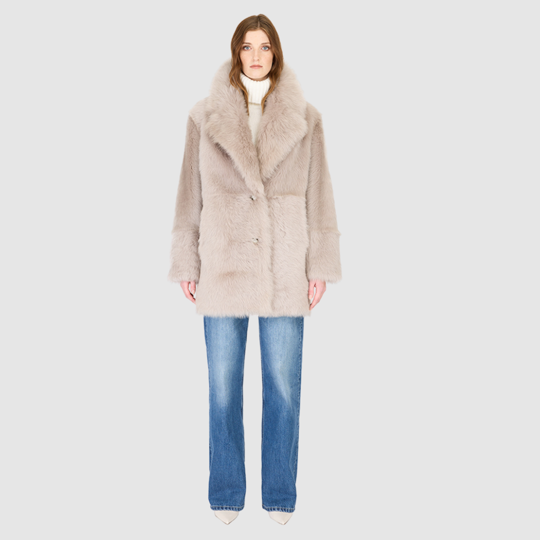 The SEER Jacket is a luxurious oversized outerwear piece crafted in Latte Toscana wool-out teddy. Designed with a structured shoulder and oversized Toscana notch collar, it delivers a bold, elevated silhouette. Fully lined for comfort, the jacket features slash side pockets for functionality and a single-breasted button closure for a polished finish. SEER combines plush texture with timeless tailoring for a standout cold-weather essential.