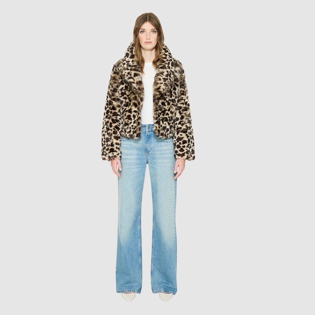 The NIKKI teddy Jacket is a modern cropped silhouette crafted in luxurious toscana wool. Designed with a drop shoulder and a relaxed fit through the shoulders, arms, and body, it delivers effortless volume and an easy, natural drape. An oversized toscana notch collar and single-breasted button closure give it a clean, minimalist finish, while slash side pockets add everyday functionality. Fully lined for comfort, NIKKI is the ultimate statement jacket for sophisticated cold-weather layering.