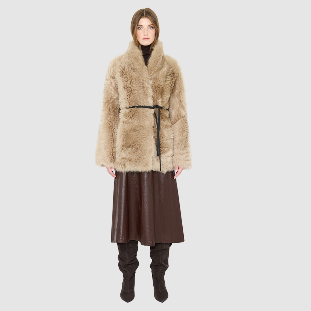 The HiSO GLO Jacket is a heritage-inspired mid-length shearling coat, masterfully crafted from premium semi curly toscana shearling for unparalleled texture and depth. Its regular shoulder and relaxed mid-length silhouette create an elegant, contemporary fit, while the dramatic, shawl collar frames the face with plush, long-haired wool. Designed with a versatile, reversible construction, this statement coat provides two distinctive looks in one