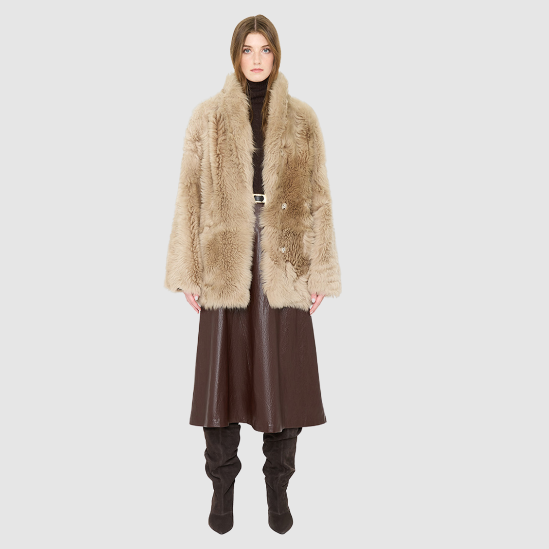 The HiSO GLO Jacket is a heritage-inspired mid-length shearling coat, masterfully crafted from premium semi curly toscana shearling for unparalleled texture and depth. Its regular shoulder and relaxed mid-length silhouette create an elegant, contemporary fit, while the dramatic, shawl collar frames the face with plush, long-haired wool. Designed with a versatile, reversible construction, this statement coat provides two distinctive looks in one