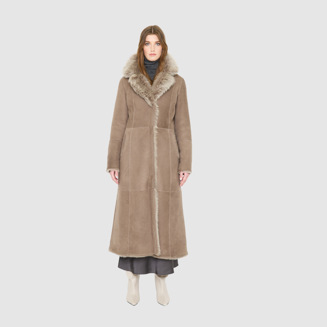 The MAEVE Coat is a heritage-inspired reversible outerwear piece crafted in Taupe Brisa semi-suede and Toscana rasado teddy. Designed to flip seamlessly from plush wool-out to sleek suede skin-out, it offers versatile styling for both everyday wear and après-ski sophistication. A drop shoulder provides ease of movement, while the fit adapts—regular when worn wool-out and semi-fitted when worn skin-out. 