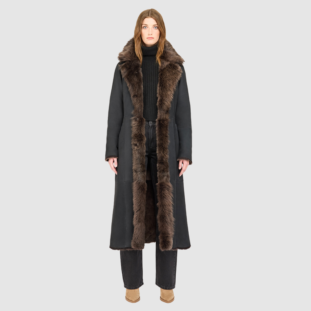 The MAEVE Coat is a heritage-inspired reversible outerwear piece crafted in Taupe Brisa semi-suede and Toscana rasado teddy. Designed to flip seamlessly from plush wool-out to sleek suede skin-out, it offers versatile styling for both everyday wear and après-ski sophistication. A drop shoulder provides ease of movement, while the fit adapts—regular when worn wool-out and semi-fitted when worn skin-out. An oversized Toscana wool notch collar, slash pockets on the teddy side, and single welt pockets.