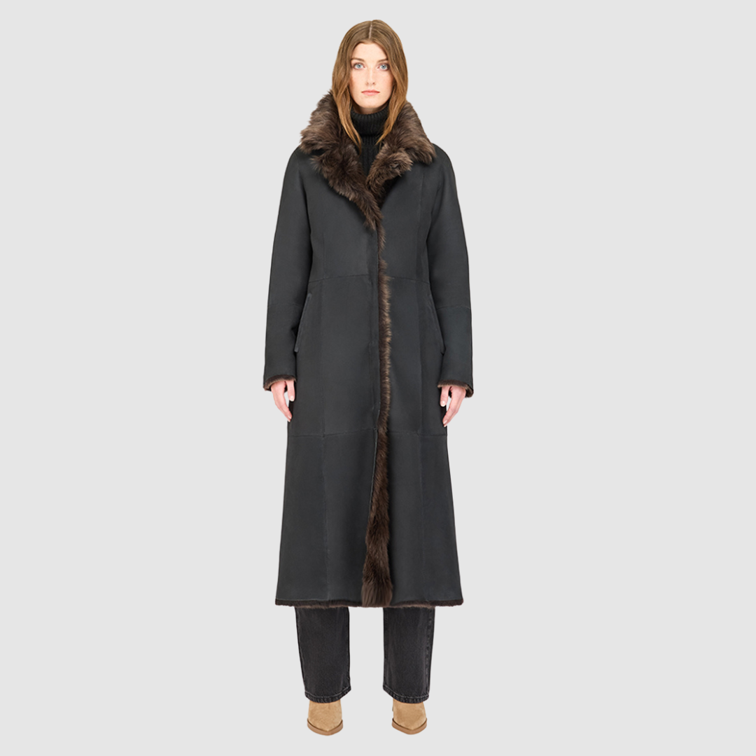 The MAEVE Coat is a heritage-inspired reversible outerwear piece crafted in Taupe Brisa semi-suede and Toscana rasado teddy. Designed to flip seamlessly from plush wool-out to sleek suede skin-out, it offers versatile styling for both everyday wear and après-ski sophistication. A drop shoulder provides ease of movement, while the fit adapts—regular when worn wool-out and semi-fitted when worn skin-out. An oversized Toscana wool notch collar, slash pockets on the teddy side, and single welt pockets.