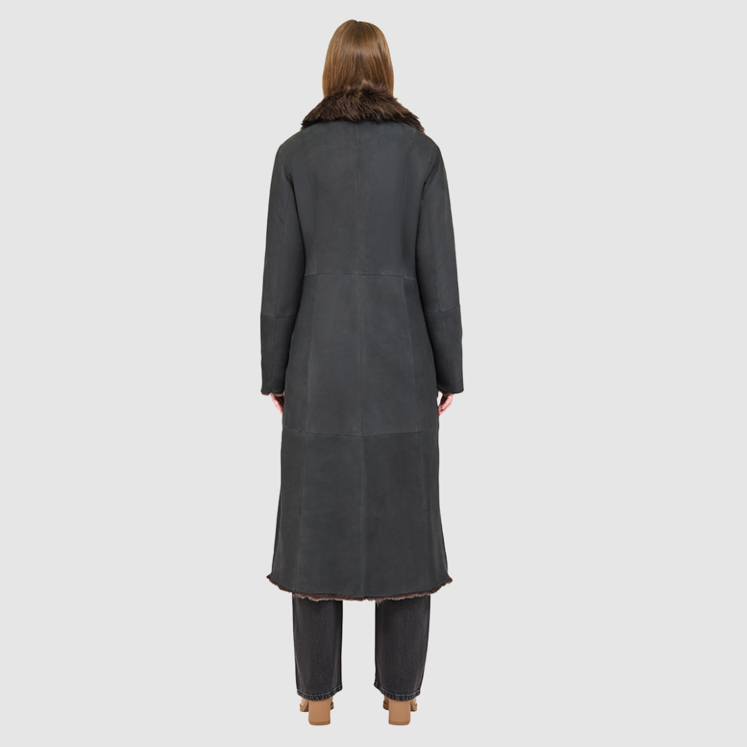 The MAEVE Coat is a heritage-inspired reversible outerwear piece crafted in Taupe Brisa semi-suede and Toscana rasado teddy. Designed to flip seamlessly from plush wool-out to sleek suede skin-out, it offers versatile styling for both everyday wear and après-ski sophistication. A drop shoulder provides ease of movement, while the fit adapts—regular when worn wool-out and semi-fitted when worn skin-out. An oversized Toscana wool notch collar, slash pockets on the teddy side, and single welt pockets.