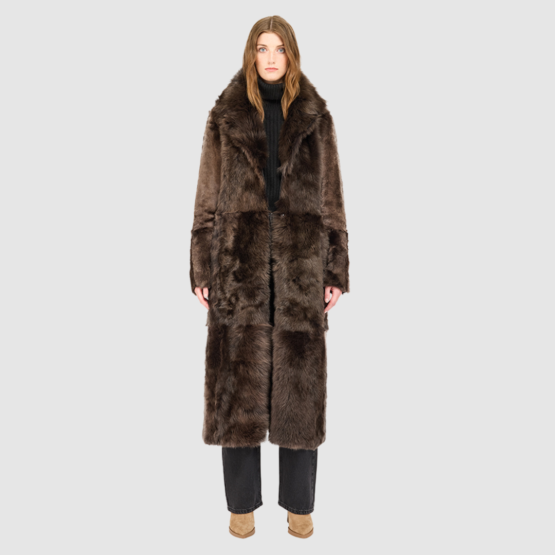 The MAEVE Coat is a heritage-inspired reversible outerwear piece crafted in Taupe Brisa semi-suede and Toscana rasado teddy. Designed to flip seamlessly from plush wool-out to sleek suede skin-out, it offers versatile styling for both everyday wear and après-ski sophistication. A drop shoulder provides ease of movement, while the fit adapts—regular when worn wool-out and semi-fitted when worn skin-out. An oversized Toscana wool notch collar, slash pockets on the teddy side, and single welt pockets.