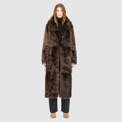 The MAEVE Coat is a heritage-inspired reversible outerwear piece crafted in Taupe Brisa semi-suede and Toscana rasado teddy. Designed to flip seamlessly from plush wool-out to sleek suede skin-out, it offers versatile styling for both everyday wear and après-ski sophistication. A drop shoulder provides ease of movement, while the fit adapts—regular when worn wool-out and semi-fitted when worn skin-out. An oversized Toscana wool notch collar, slash pockets on the teddy side, and single welt pockets.