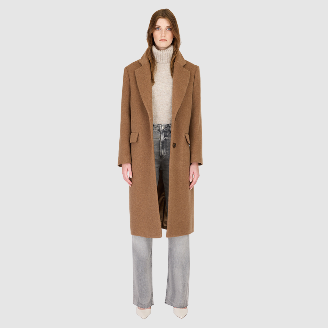 The Paisley Camel Melange Wool Cashmere Coat is crafted from a luxurious Italian wool cashmere blend, tailored in a single-breasted silhouette that channels modern refinement with a masculine-inspired edge. Featuring regular shoulders, a structured notch collar, and a straight fit through the body, it balances clean lines with effortless versatility. Finished with a back vent and single welt flap pockets, this coat offers both timeless sophistication and everyday functionality.