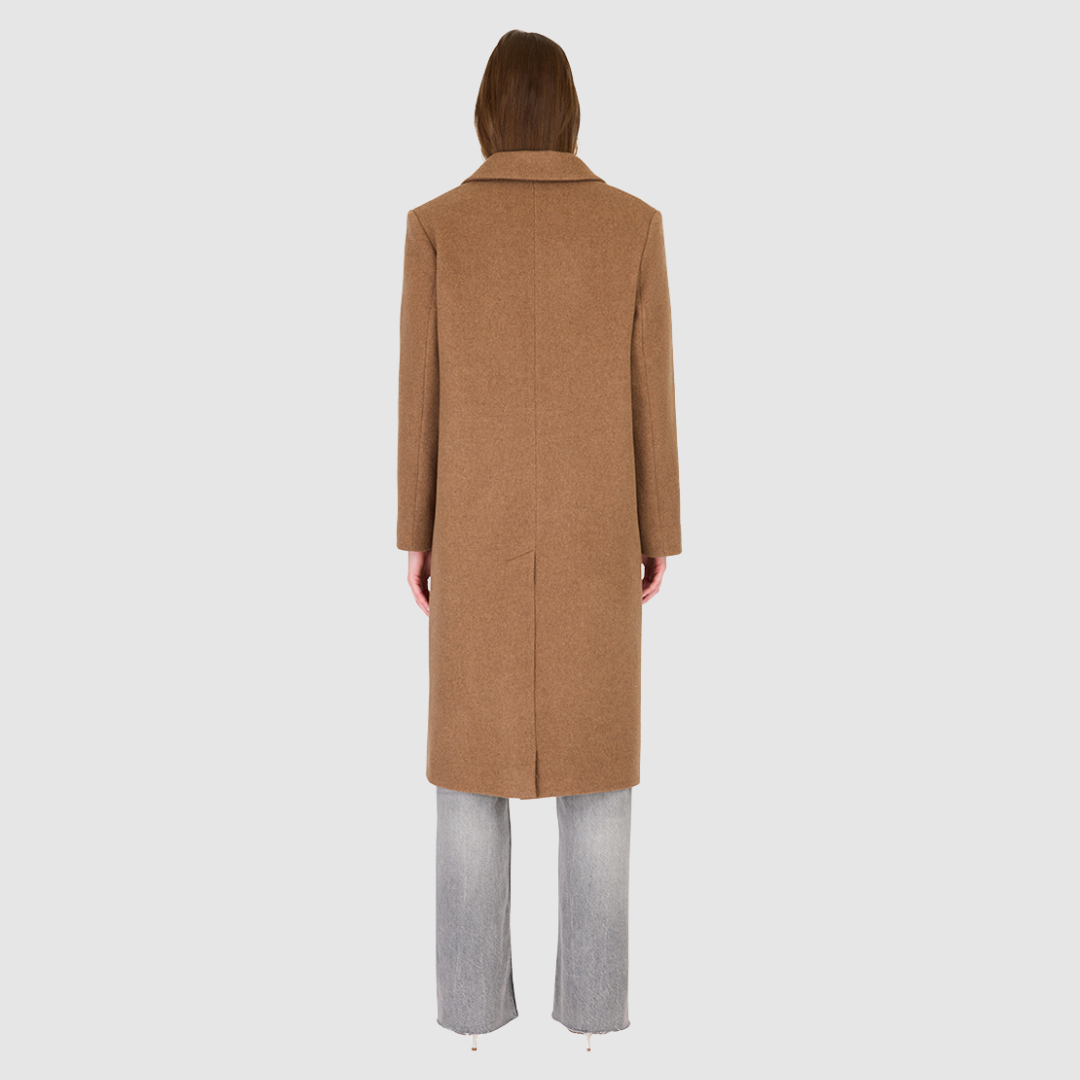 The Paisley Camel Melange Wool Cashmere Coat is crafted from a luxurious Italian wool cashmere blend, tailored in a single-breasted silhouette that channels modern refinement with a masculine-inspired edge. Featuring regular shoulders, a structured notch collar, and a straight fit through the body, it balances clean lines with effortless versatility. Finished with a back vent and single welt flap pockets, this coat offers both timeless sophistication and everyday functionality.