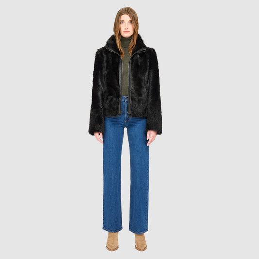 This cropped teddy jacket features a reversible design, with wool-out on one side and nappa-out on the other. The relaxed shoulder, spread collar, and slash side pockets provide comfort and functionality, while the front zip closure adds a practical touch.