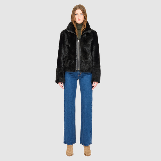 This cropped teddy jacket features a reversible design, with wool-out on one side and nappa-out on the other. The relaxed shoulder, spread collar, and slash side pockets provide comfort and functionality, while the front zip closure adds a practical touch.
