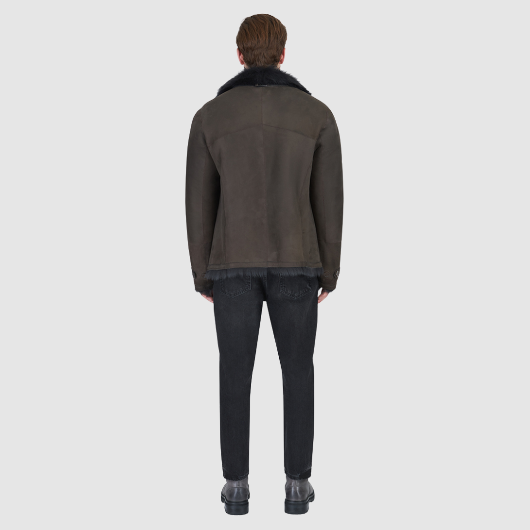 The Jedi Cappuccino Reversible Jacket is a modern statement piece, designed with the duality of rugged suede and luxurious Toscana shearling. Reversible for versatile styling, it transitions seamlessly between a sleek suede exterior and a plush Toscana teddy finish. A relaxed shoulder and spread collar offer a timeless silhouette, while slash side pockets and a front button closure balance practicality with understated refinement. A bold yet versatile layer, Jedi is built for elevated cold-weather dressing.