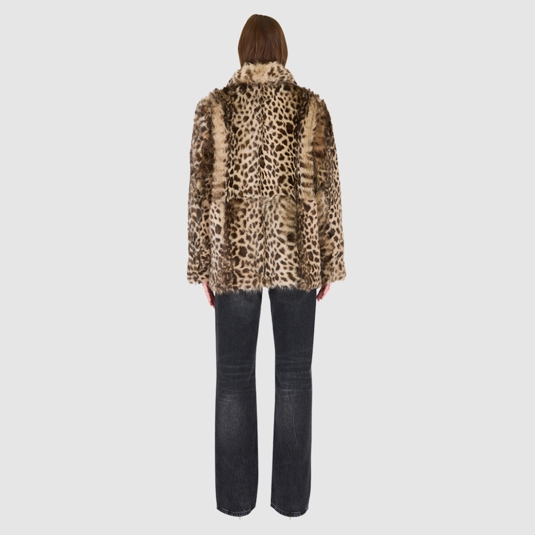The MILKY WAY Jacket is a versatile statement piece crafted in leopord&nbsp;shearling, designed as a reversible teddy that flips to a nappa skin-out jacket. It offers a relaxed fit when worn wool-out and a regular fit when worn skin-out. A spread collar adds structure, while slash side pockets on the teddy side and patch side pockets on the nappa side provide functionality. Finished with a front button closure, MILKY WAY combines plush texture with sleek nappa styling for modern cold-weather versatility